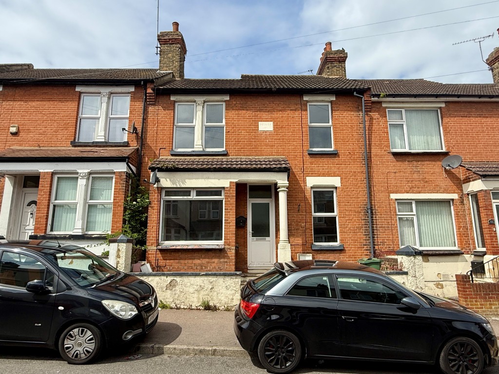 Lot: 140 - DOUBLE FRONTED HOUSE IN NEED OF REFURBISHMENT - Front view of House in Need of Refurbishment